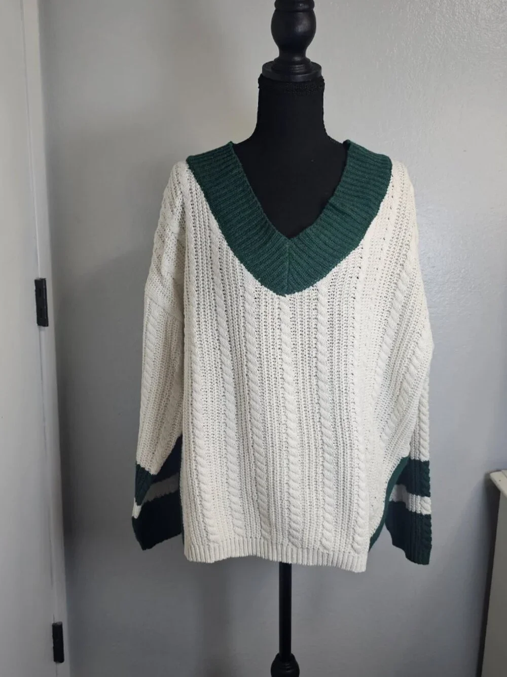 NEW Forever21 Cable Knit V-neck White and Green Oversized Sweater - Size Medium - Picture 2 of 7
